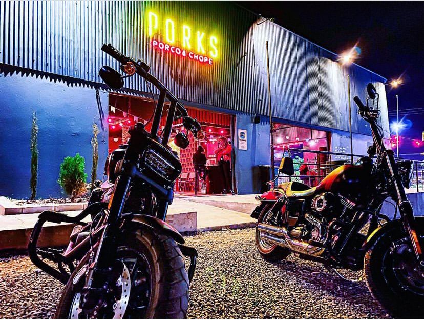 Porks Samambaia celebra 2 anos com uma festa regada a chope gratuito e muito rock