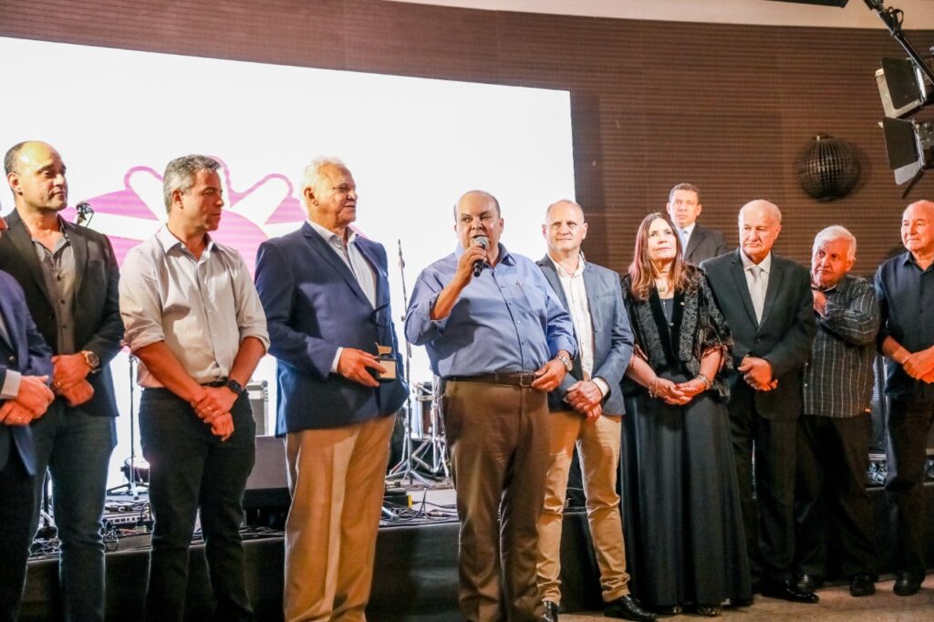 Governador Ibaneis participa de confraternização com setor supermercadista
