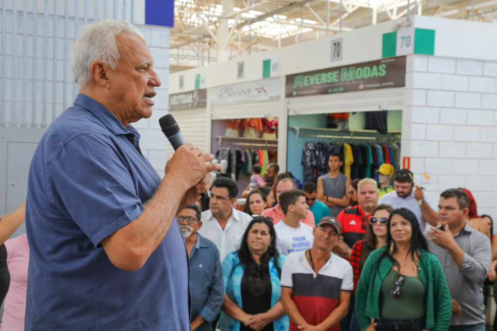 Governo do DF entrega termos de permissão de uso para feirantes no Riacho Fundo II
