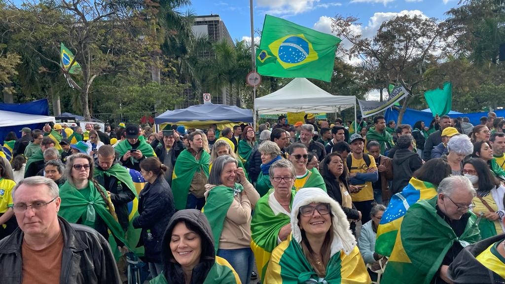 Manifestantes se reúnem em volta dos quartéis e cobram reação das Forças Armadas