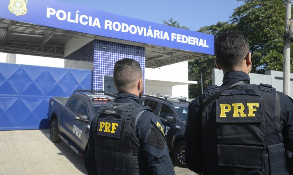 Receita Federal e PRF apreendem 7 mil garrafas de vinhos em Goiás
