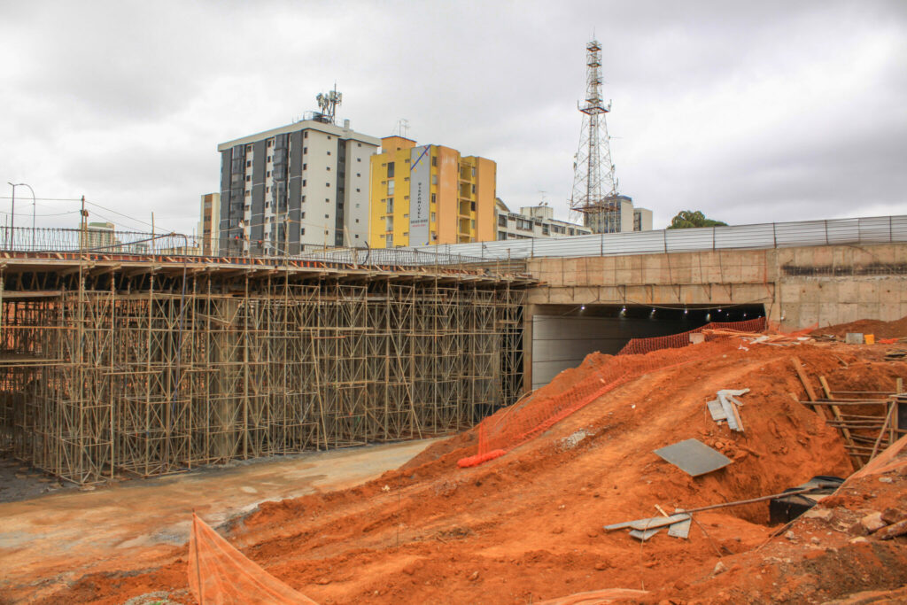 Escoramento de rampa do BRT no Túnel de Taguatinga começa a ser retirado