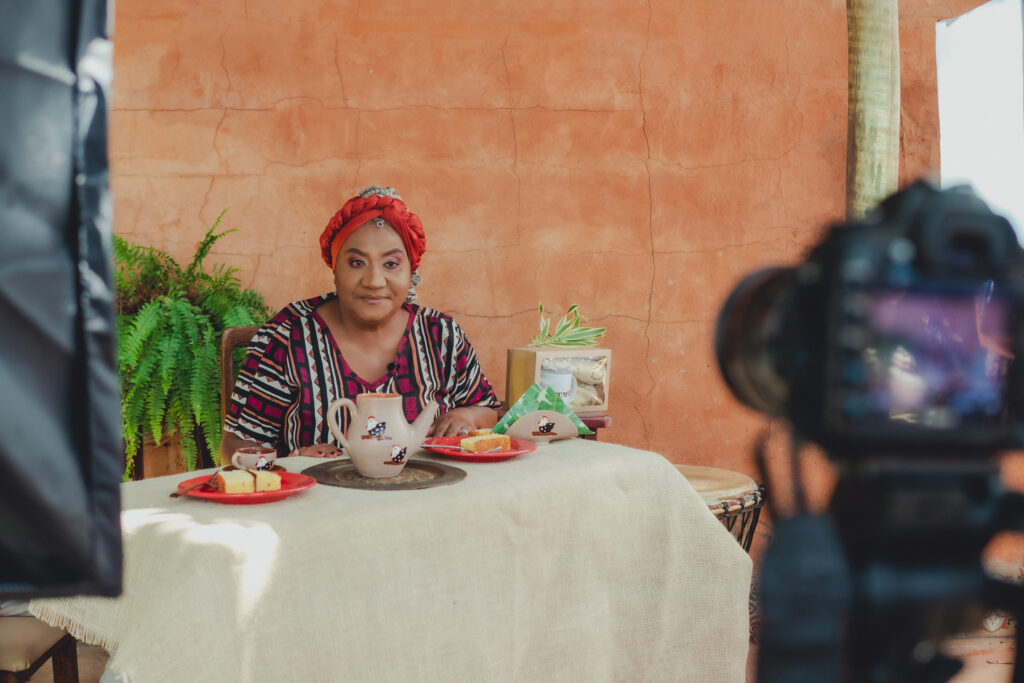 Mestra Martinha do Coco entrevista artistas da cidade no seu programa, o Coco Café