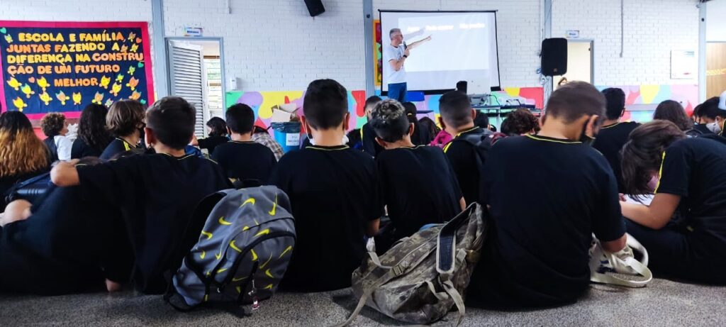 Projeto voluntário de educação financeira e previdenciária para jovens de escola pública gradua segunda turma em Brasília