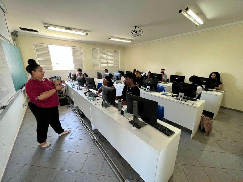 Empreendedorismo e capacitação de graça para jovens dos Centros de Juventude do DF