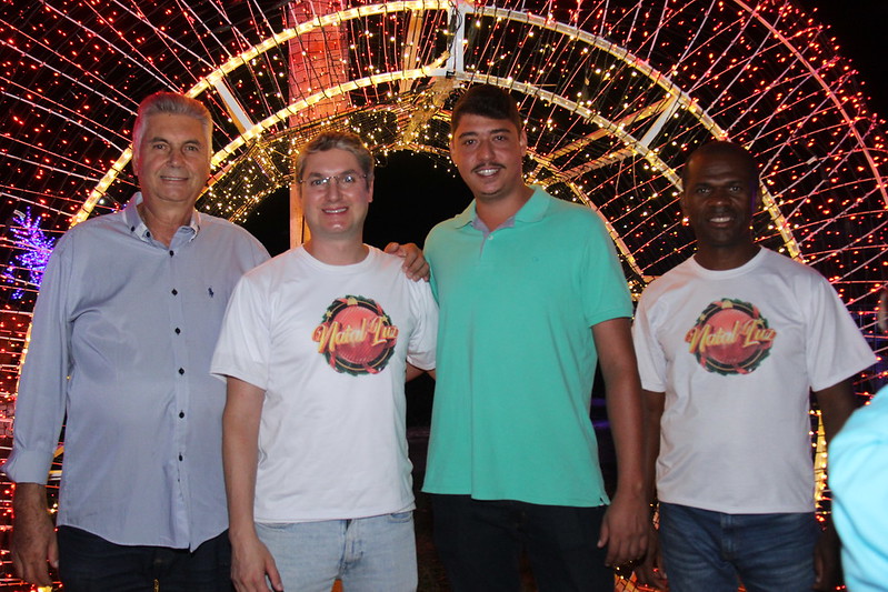 Prefeitura de Águas Lindas inaugura Árvore de Natal de 35 metros, maior do entorno e Brasília