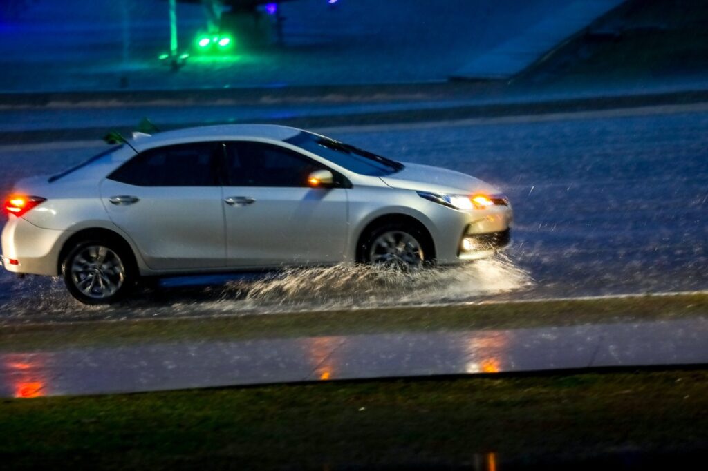 Em temporada de chuva, redobre os cuidados ao dirigir pelas ruas do DF