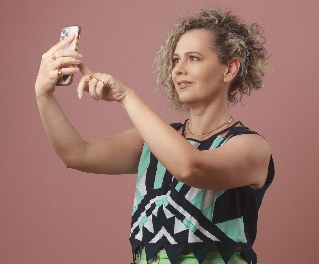 Especialista explica como a presença digital ajuda políticos a ganharem as eleições