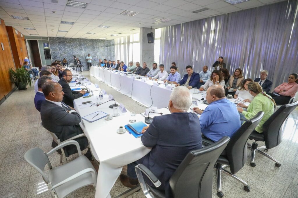 Governador Ibaneis alinha demandas das regiões em reunião com administradores