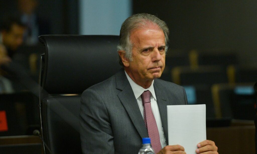 Ministro da Defesa desmente rumores de renúncia após fake news de parlamentar