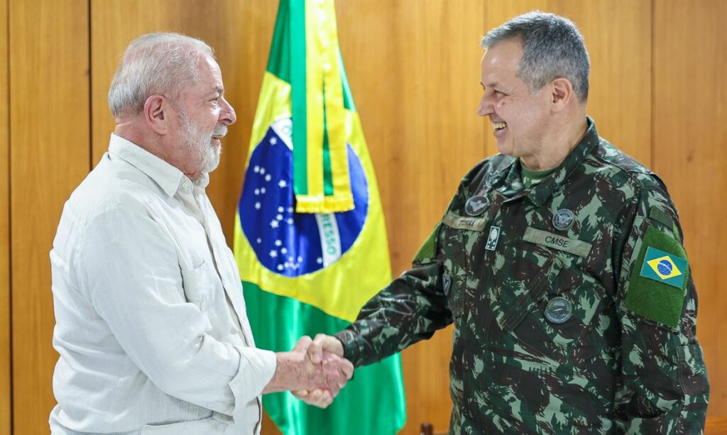 Lula demite comandante e anuncia troca no Comando do Exército