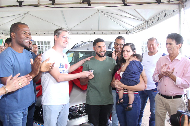 Vencedores do Natal Luz de Águas Lindas recebem seus prêmios