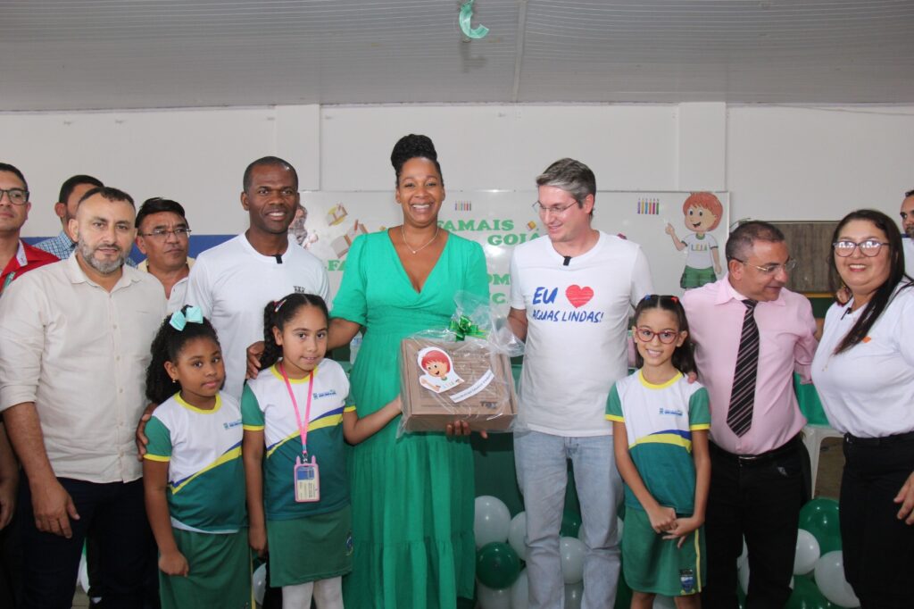 Prefeitura de Águas Lindas entrega kits de materiais escolares do Projeto AlfaMais