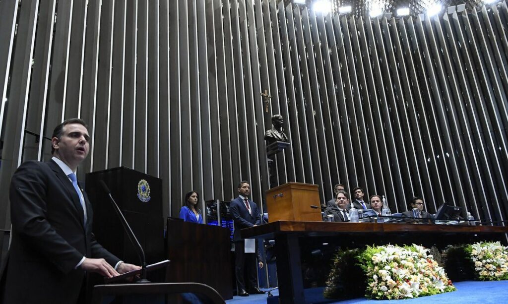 Com apoio de Lula, Rodrigo Pacheco é reeleito presidente do Senado