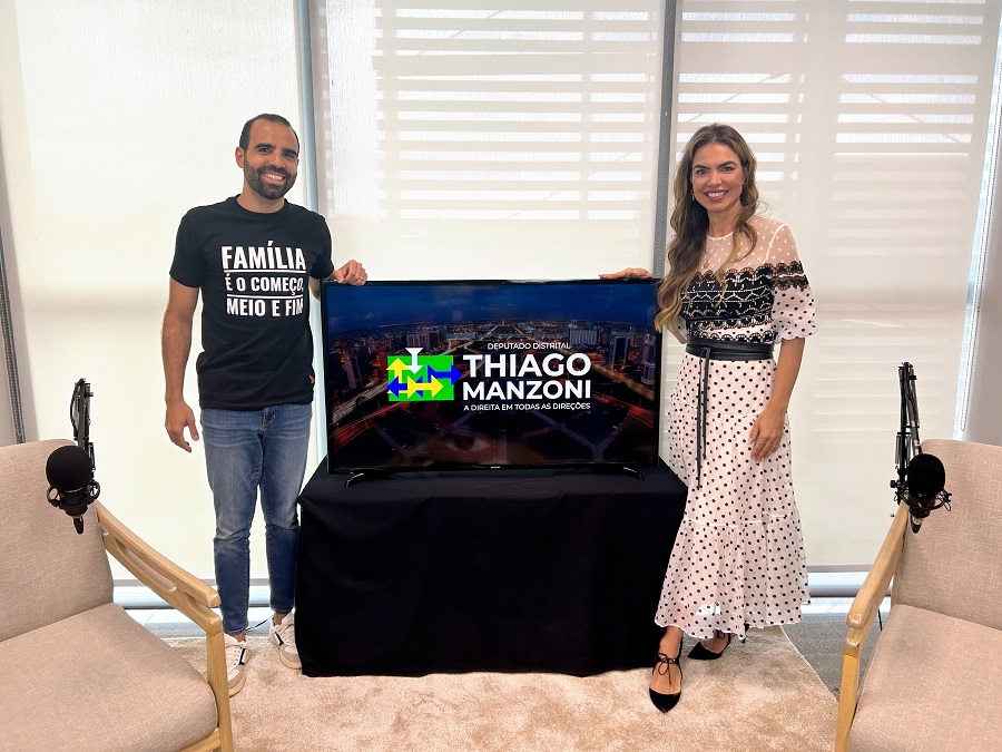 Paula Belmonte e Thiago Manzoni no podcast “A Direita em Todas as Direções”