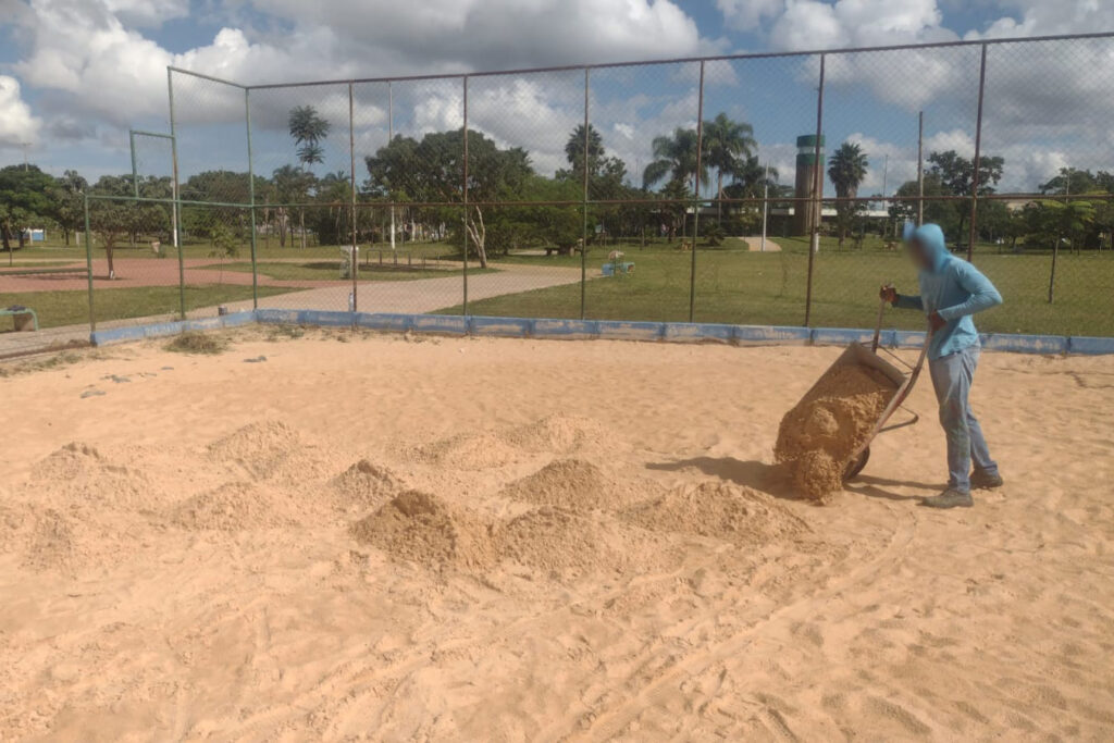 TAGUAPARQUE| Brinquedos consertados e areia nova para quadra de esportes