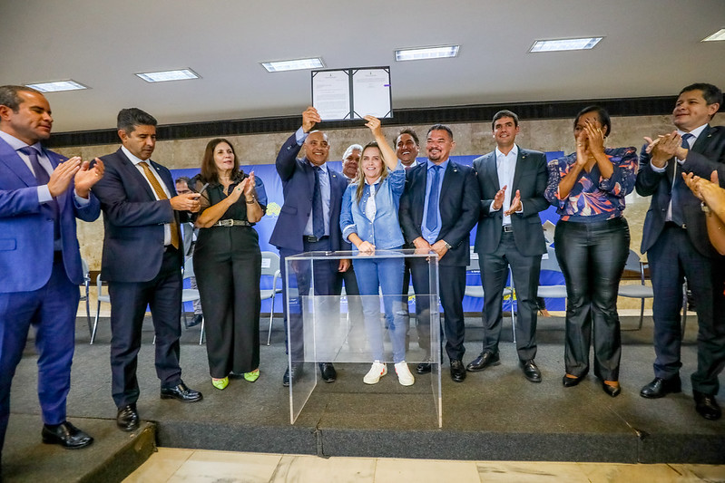 Celina Leão assina o reajuste salarial de 18% a forças de segurança do DF