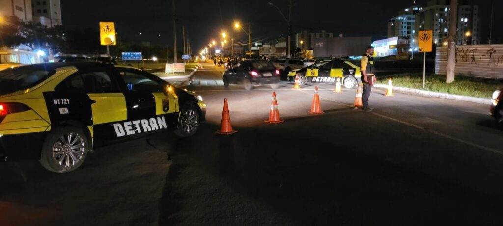 Agentes de trânsito retiram das ruas suspeito armado e outro que furtava veículo