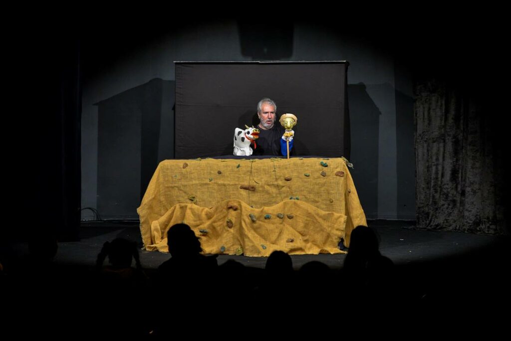 Teatro de Bonecos “João e o pé de feijão”, no Teatro de Sobradinho
