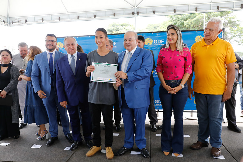 Governador entrega mil computadores a laboratórios de escolas públicas do DF