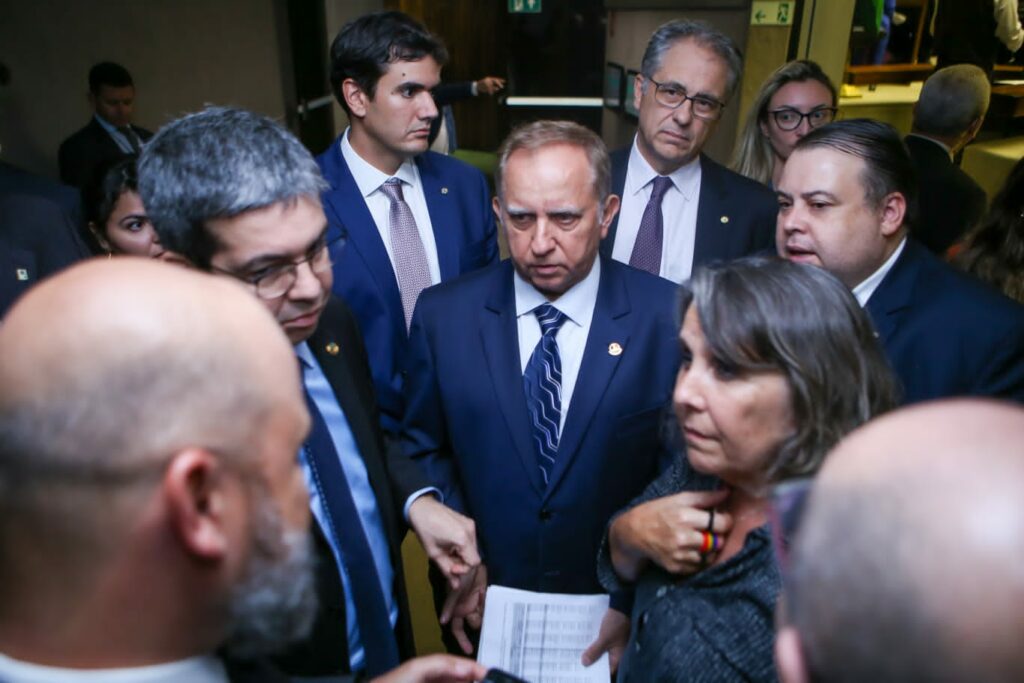 Após compromisso da União de resolver reajuste das Forças de Segurança do DF, Izalci aceita retirar destaque