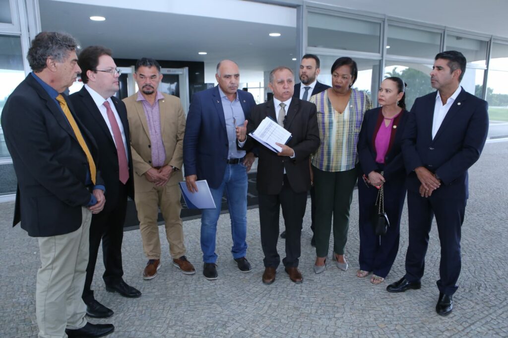 Izalci e distritais se reúnem no Planalto sobre reajuste das forças de segurança pública