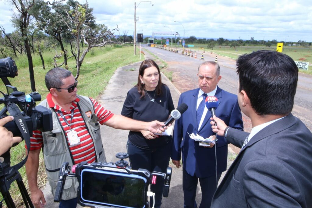 Izalci e Bia Kicis visitam presos que participaram de protestos em janeiro
