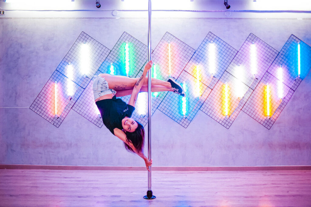 Projeto leva aulas gratuitas de pole dance para mulheres de baixa renda