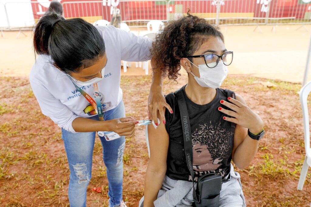 DF tem vacina bivalente disponível para todos com 18 anos ou mais
