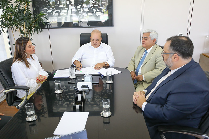 Ibaneis assina acordo com o TRE-DF para eleição de conselheiros tutelares