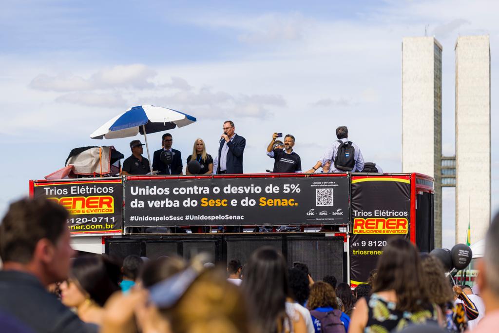 Protesto pacífico intensifica apoio contra retirada de recursos do Sesc e do Senac