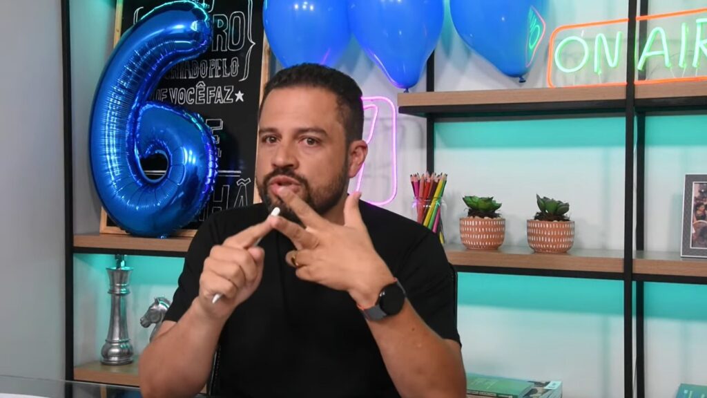 “Os Pedagógicos” celebram seis anos com lives e aplicativo de aulas preparatórias para concursos na área da Educação