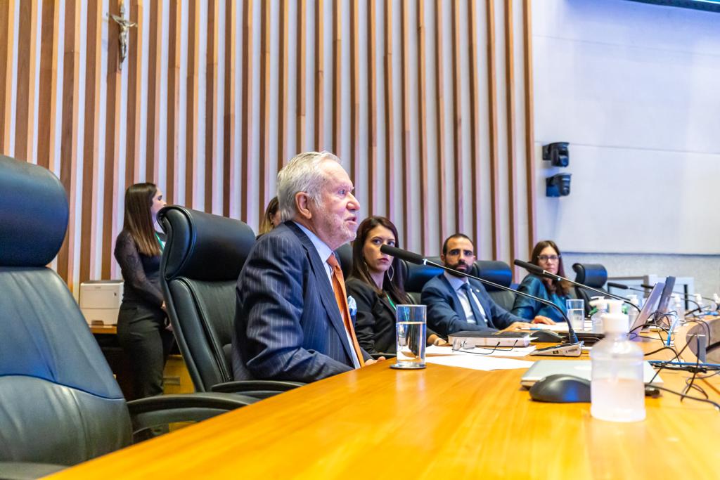 Parlamentares, jornalistas e acadêmicos unem-se contra a censura