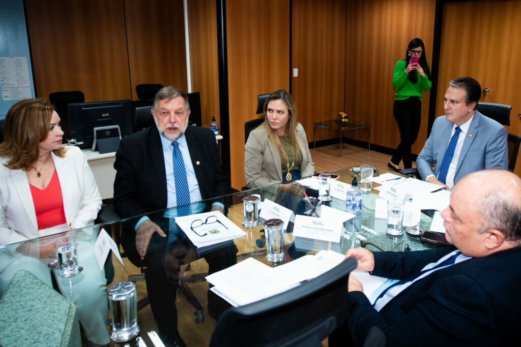 Celina Leão representa Fórum de Governadores em debate do piso da educação