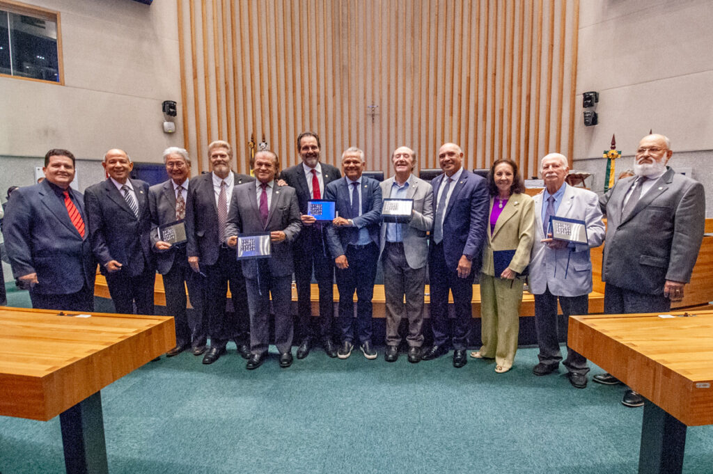 CLDF celebra os 30 anos da Lei Orgânica do DF com homenagem aos constituintes