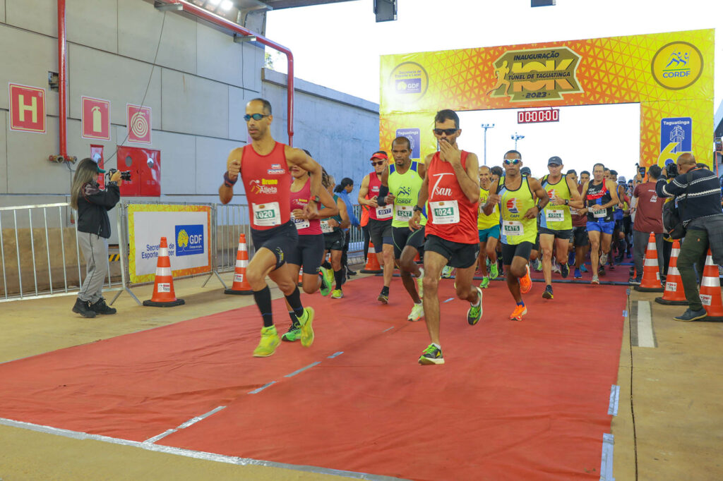 Celebração: mais de 1,5 mil pessoas cruzam o Túnel Rei Pelé em corrida de rua