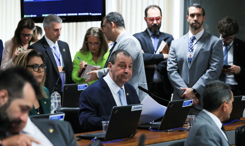 Com a retirada do FCDF, Comissão do Senado aprova relatório do arcabouço fiscal