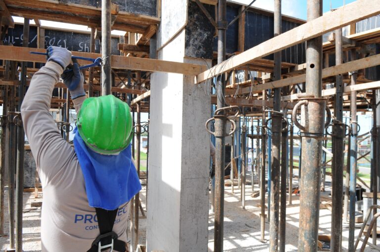 Construção civil e setor de beleza estão com vagas de emprego nesta quinta no DF