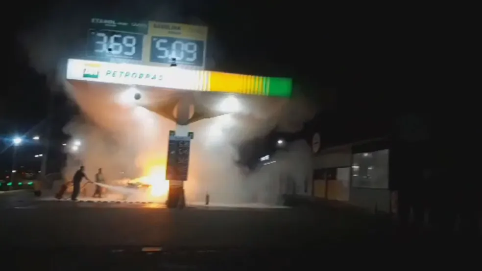 Explosão em posto de gasolina causa incêndio no Distrito Federal