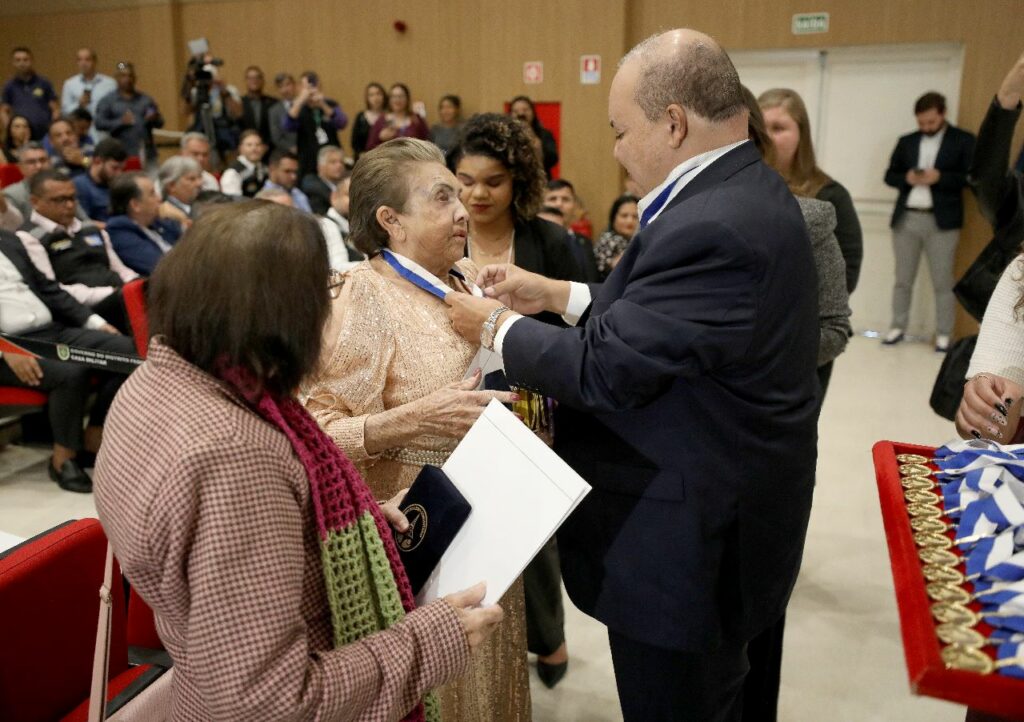 Líderes comunitários são reconhecidos pelo governo Ibaneis com medalha