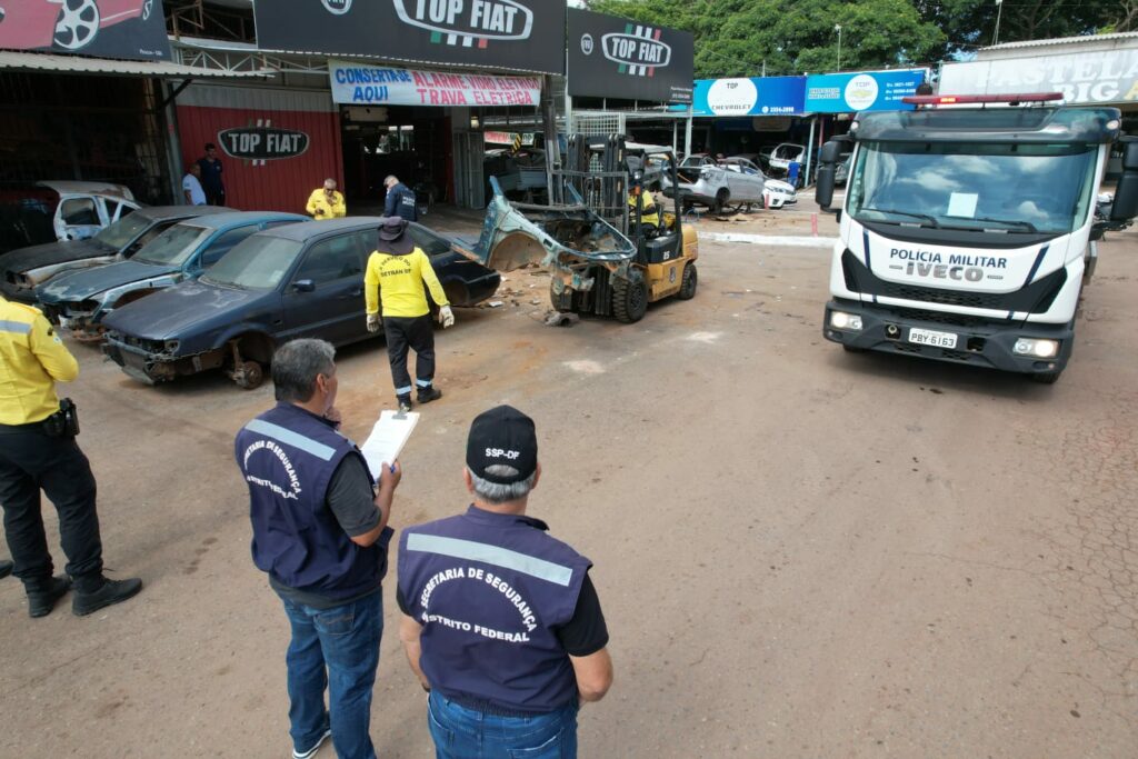 Programa DF Livre retira das ruas mais de 100 carcaças de veículos por mês em 2023
