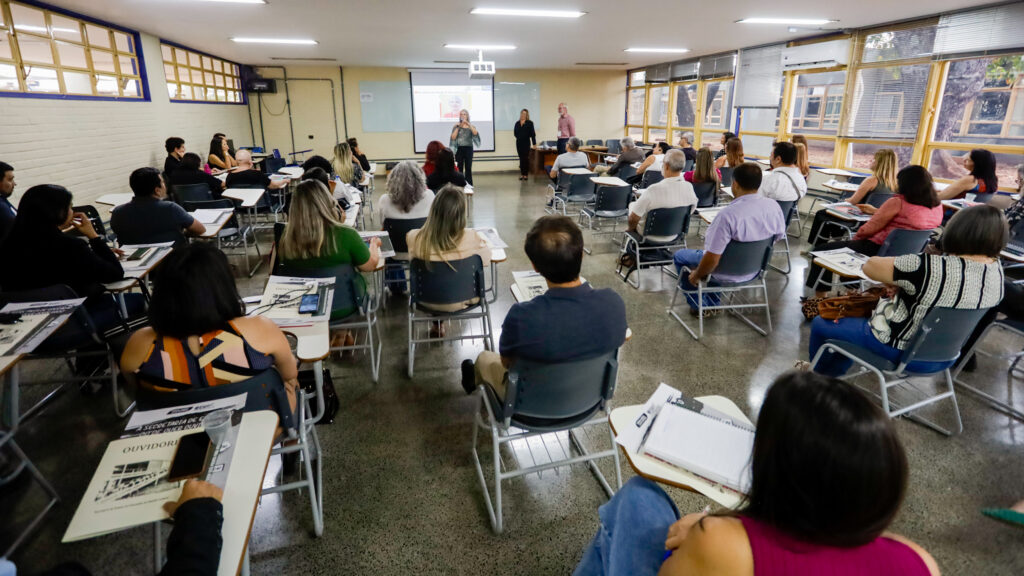 Comunicação com a sociedade é debatida por servidores da Educação