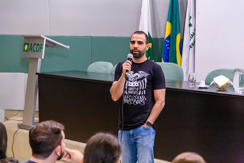 Manzoni lança portal conservador em reunião na Asa Sul