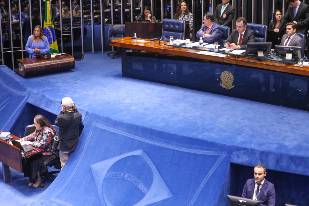 No Senado, Celina defende autonomia e força aos estados na reforma tributária