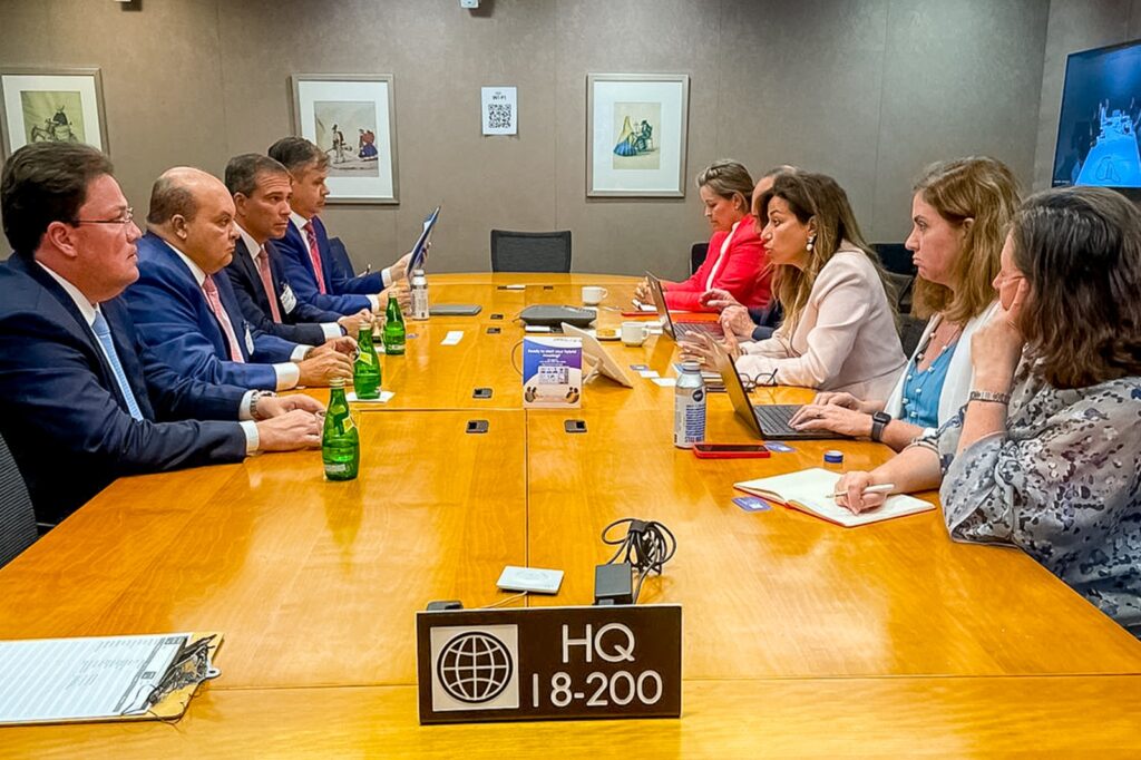 Ibaneis discute financiamento de projetos com equipe do Banco Mundial