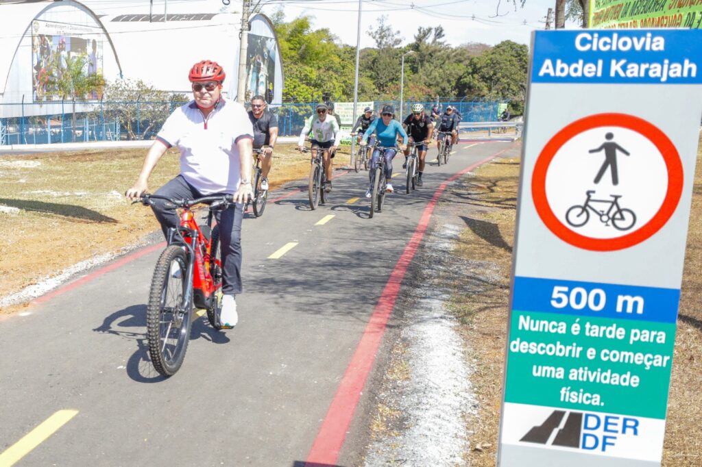 Ibaneis inaugura ciclovia que conecta Núcleo Bandeirante à Candangolândia em homenagem ao ex-administrador