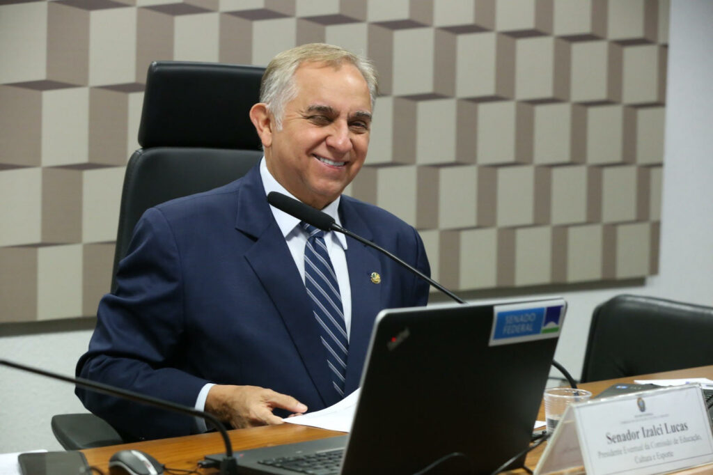 Senador Izalci comemora e ressalta o trabalho feito no Senado para retirada do FCDF e do Fundeb do texto