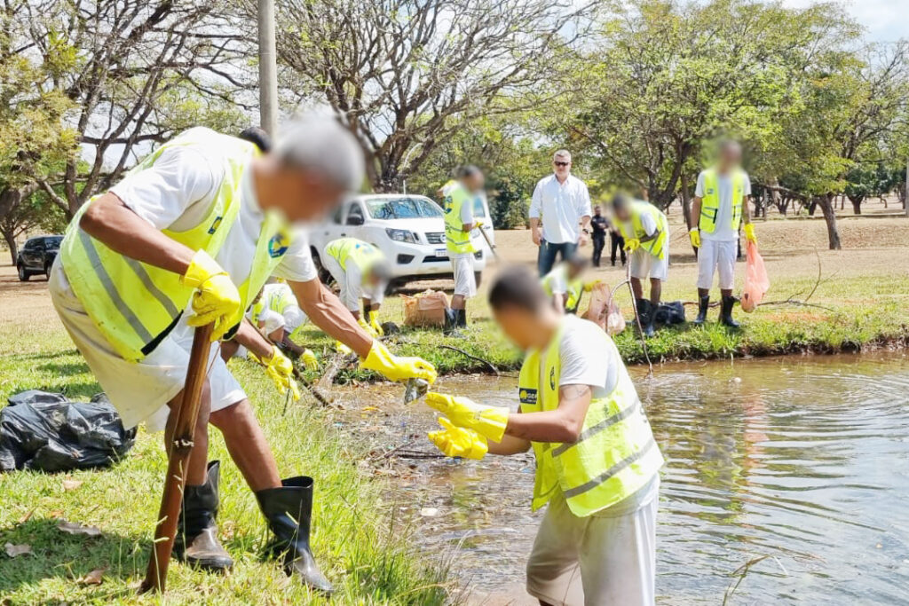 Operação Lagoa Azul retira 1,7 tonelada de lixo do lago do Parque da Cidade