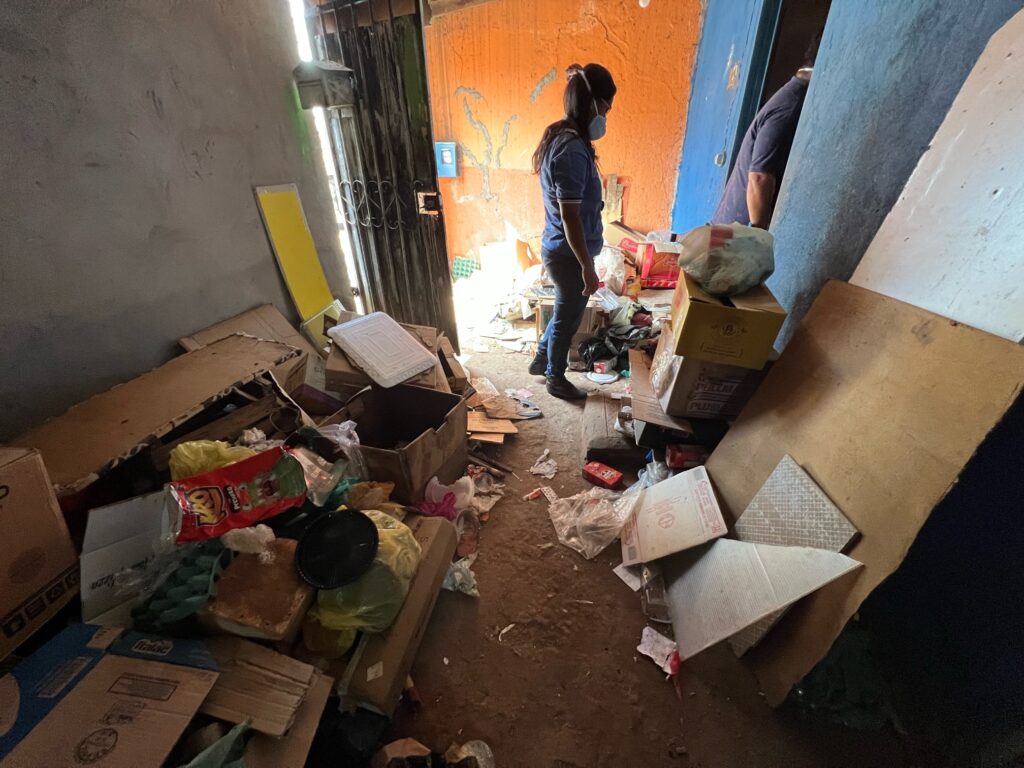 Governo do DF presta atendimento social para família acumuladora de Planaltina
