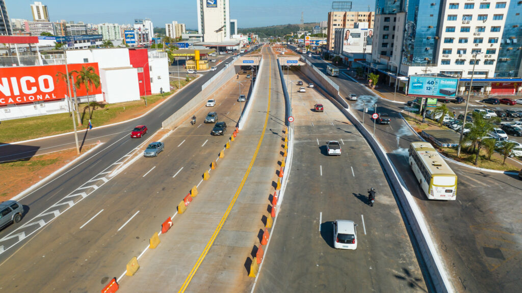 Trecho da pista de entrada do Túnel Rei Pelé passa por reparo